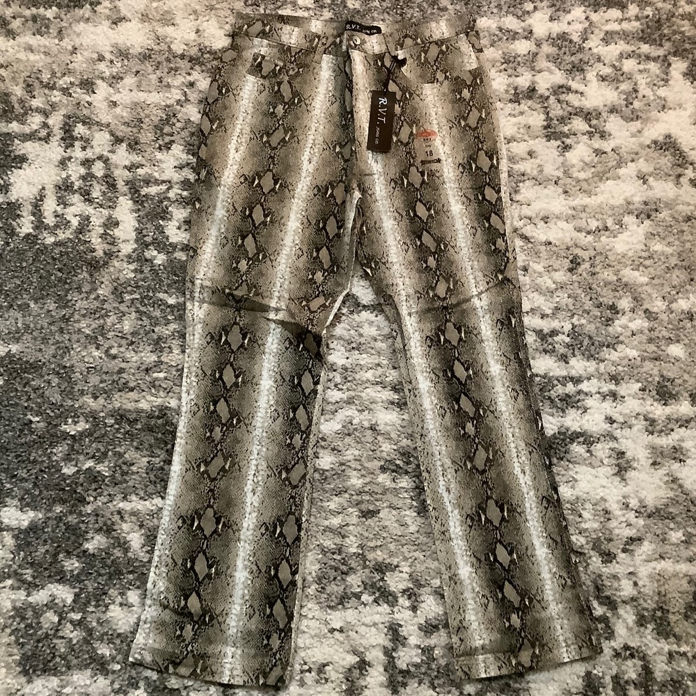 Plus Snakeskin print stretchy jeans NWT, zip up, pockets